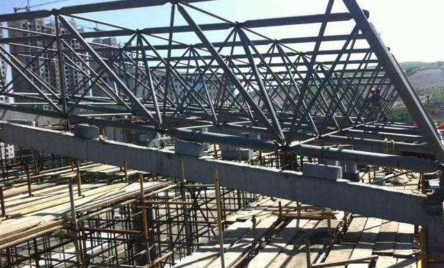 乐陵简述网架公司的黑色压型钢板的吊装步履